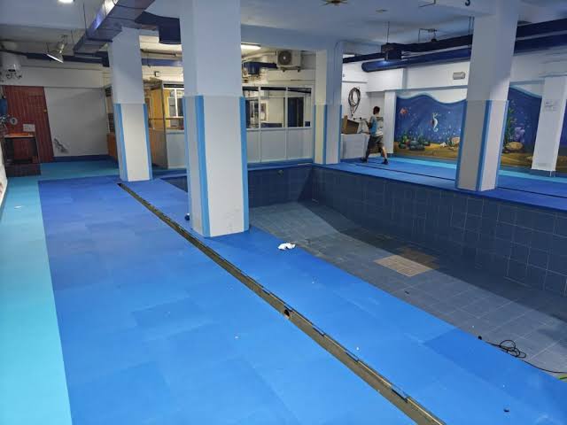 Anti-slip swimming pool mat for wet poolside area